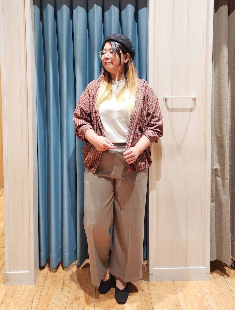 レッド系のシャツ/ブラウス、ホワイト系のTシャツ/カットソー、ベージュ系のその他パンツを着用したレディースの秋コーディネートの4枚目の写真