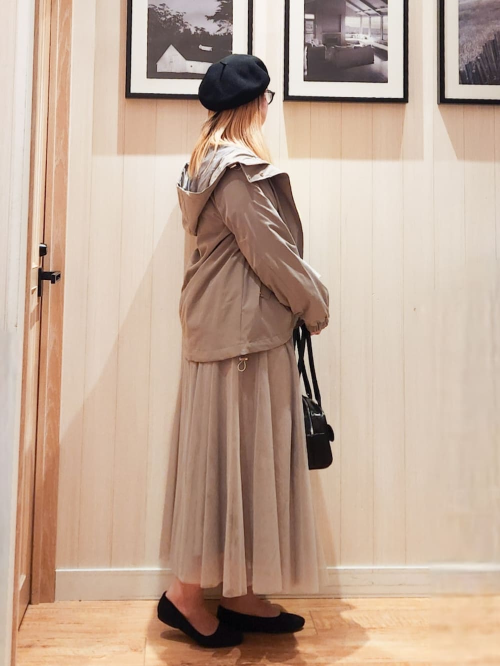 ブラウン系のブルゾン、イエロー系のニット/セーター、ベージュ系のスカートを着用したレディースの春コーディネートの2枚目の写真