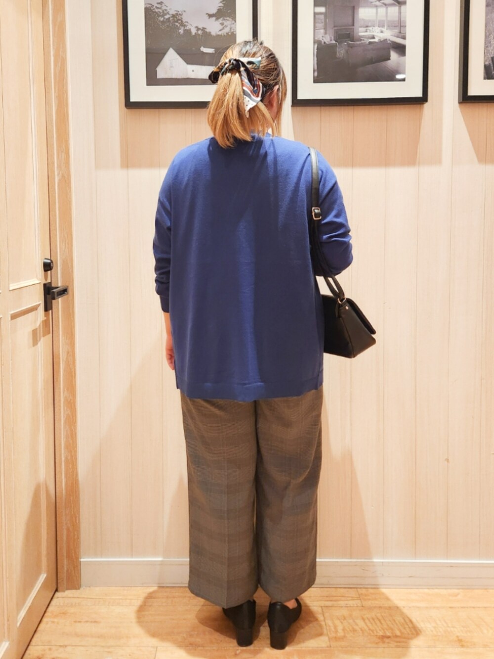 ブルー系のカーディガン/ボレロ、ホワイト系のTシャツ/カットソー、グレー系のその他パンツを着用したレディースの秋コーディネートの3枚目の写真