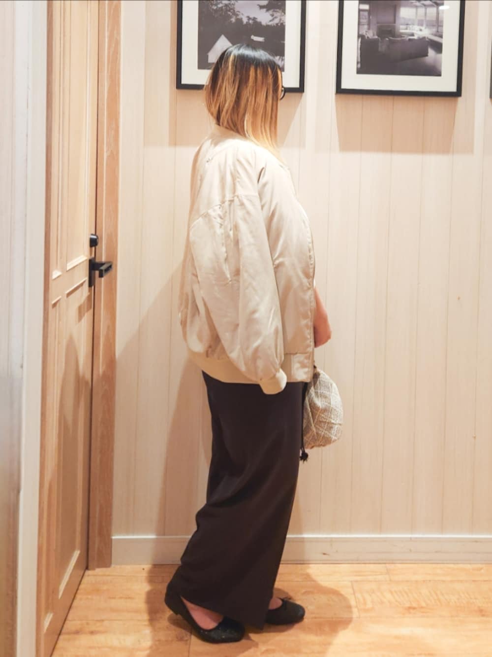 ベージュ系のブルゾン、グレー系のスウェット、ブラウン系のその他パンツを着用したレディースの春コーディネートの2枚目の写真