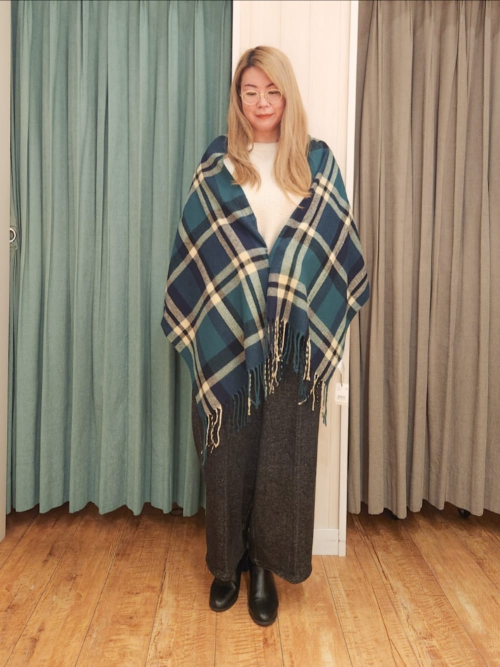 ベージュ系のニット/セーター、ブラック系のその他パンツ、ブラック系のブーツを着用したレディースの冬コーディネートの4枚目の写真