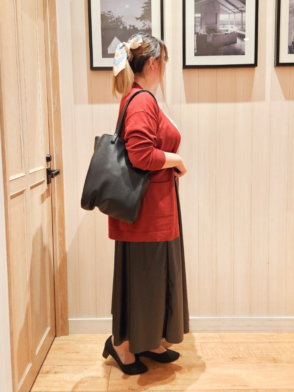 ベージュ系のシャツ/ブラウス、ブルー系のカーディガン/ボレロ、ブラック系のスカートを着用したレディースの秋コーディネートの2枚目の写真