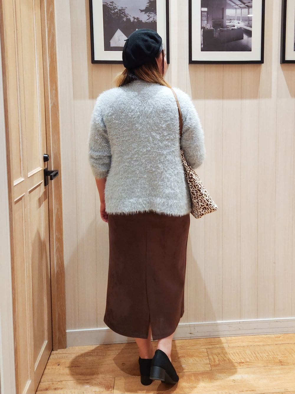グリーン系のカーディガン/ボレロ、ホワイト系のTシャツ/カットソー、ブラウン系のスカートを着用したレディースの秋コーディネートの3枚目の写真