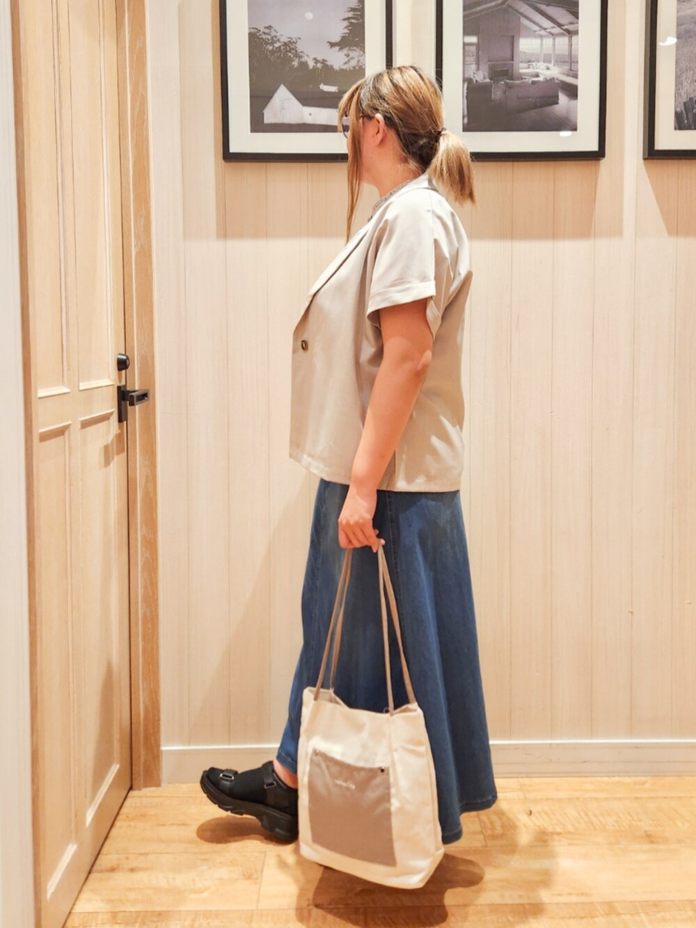 ベージュ系のテーラードジャケット、ホワイト系のシャツ/ブラウス、ブルー系のデニムスカートを着用したレディースの秋コーディネートの2枚目の写真