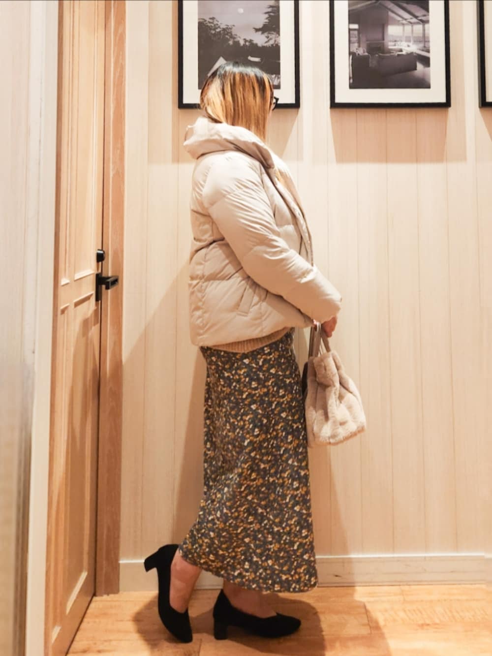 ベージュ系のダウンジャケット/コート、ベージュ系のニット/セーター、ブルー系のスカートを着用したレディースの冬コーディネートの2枚目の写真