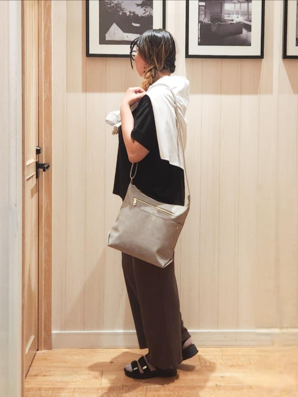ブラック系のシャツ/ブラウス、グレー系のシャツ/ブラウス、グレー系のショルダーバッグを着用したレディースの夏コーディネートの2枚目の写真