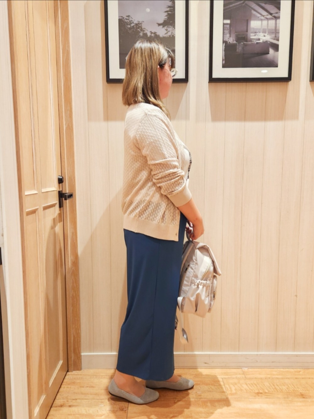 ホワイト系のTシャツ/カットソー、ベージュ系のカーディガン/ボレロ、ブルー系のその他パンツを着用したレディースの夏コーディネートの2枚目の写真