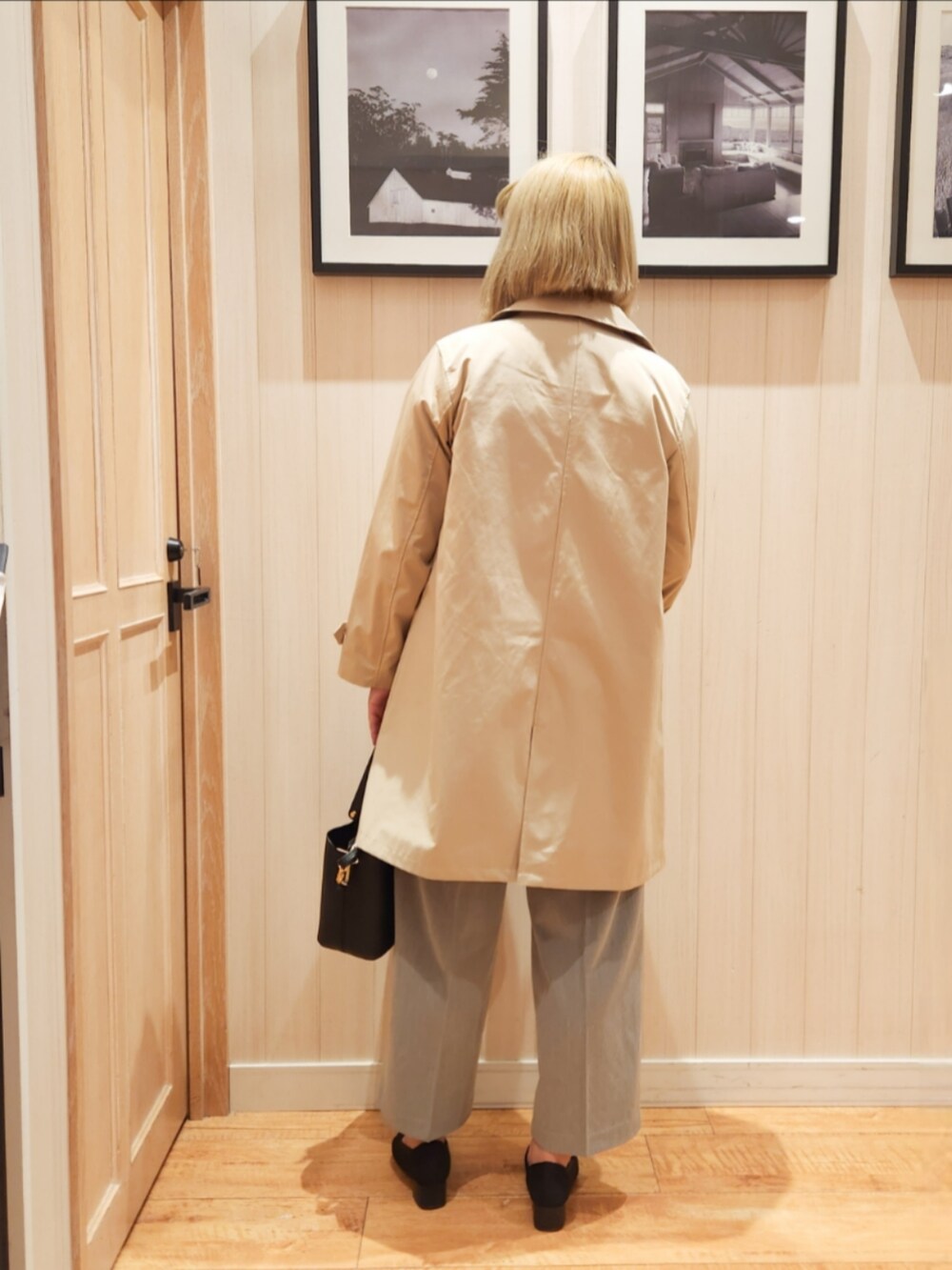 ブルー系のニット/セーター、ベージュ系のステンカラーコート、グレー系のその他パンツを着用したレディースの春コーディネートの3枚目の写真