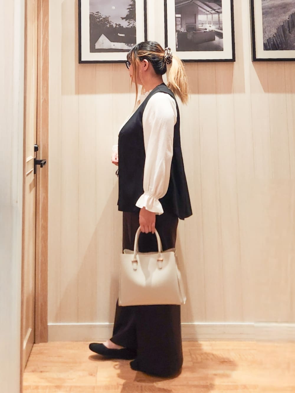 ブルー系のベスト、ホワイト系のシャツ/ブラウス、ブラウン系のその他パンツを着用したレディースの春コーディネートの2枚目の写真