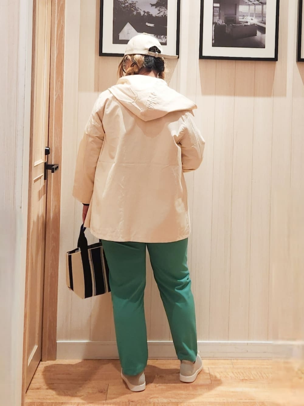 ベージュ系のその他アウター、ブルー系のニット/セーター、ブラック系のTシャツ/カットソーを着用したレディースの冬コーディネートの3枚目の写真