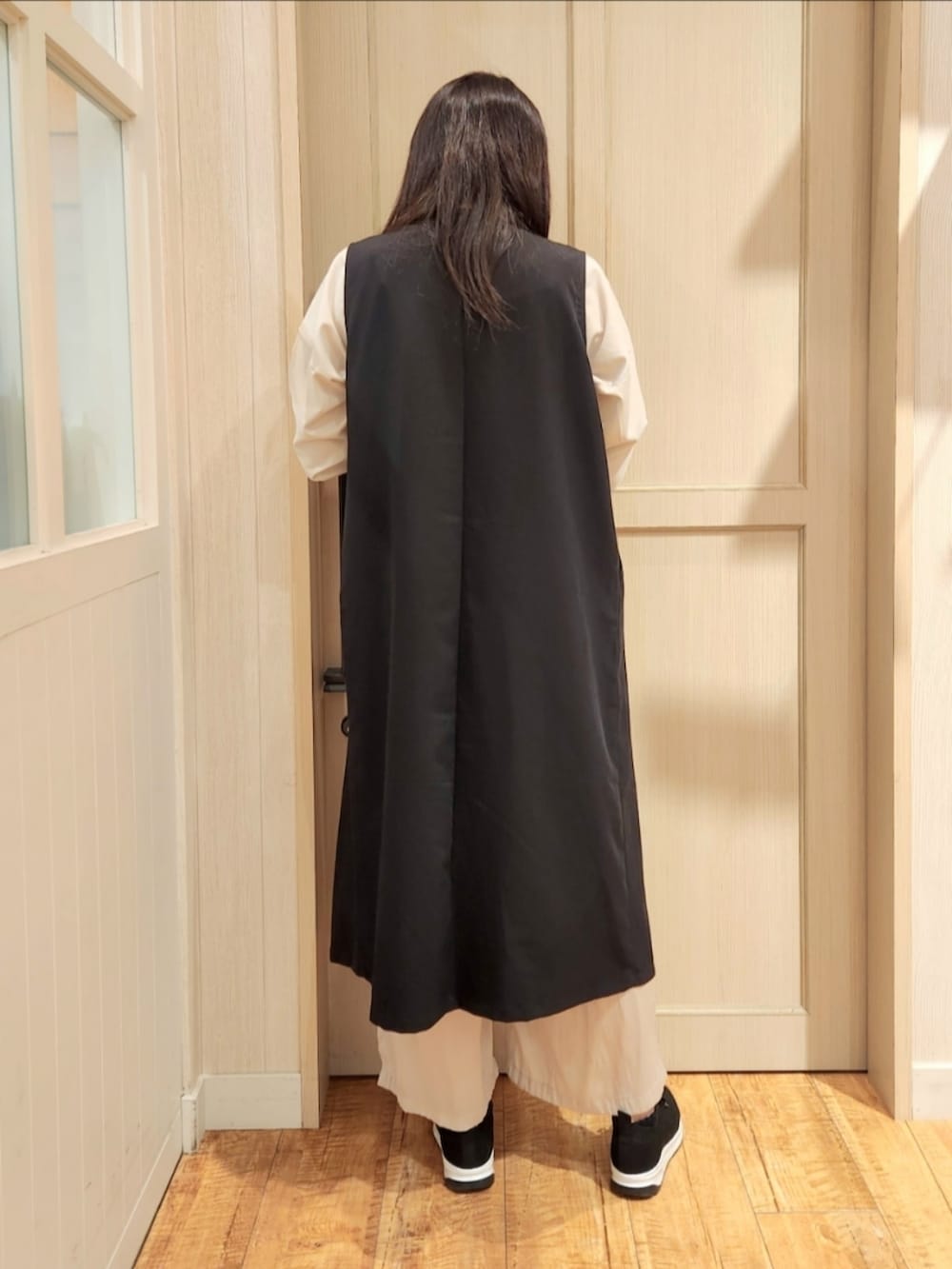 ブラック系のベスト、ベージュ系のシャツ/ブラウス、グレー系のその他パンツを着用したレディースの春コーディネートの3枚目の写真