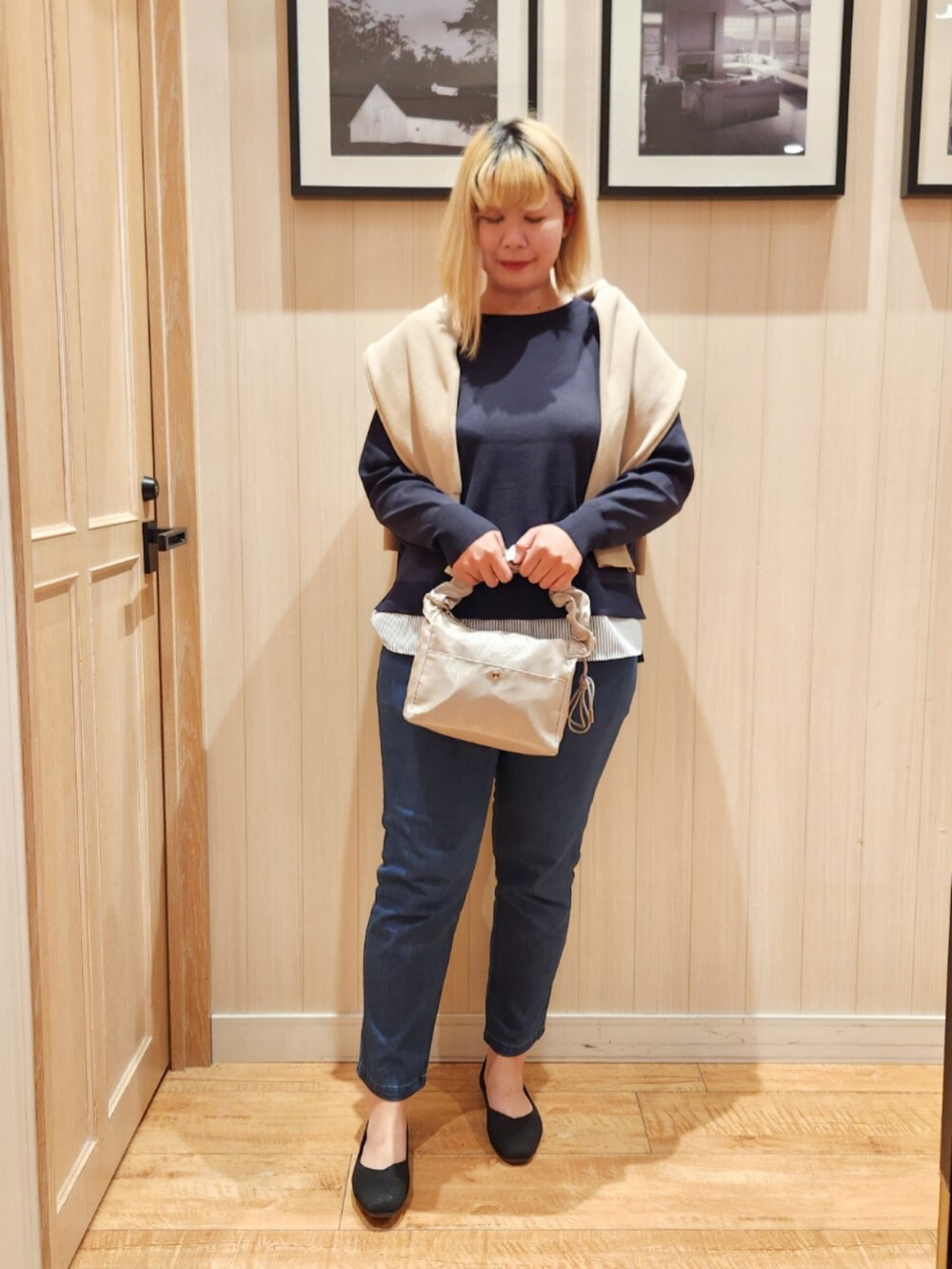 ブルー系のニット/セーター、ブルー系のその他パンツ、シルバー系のその他シューズを着用したレディースの春コーディネートの2枚目の写真