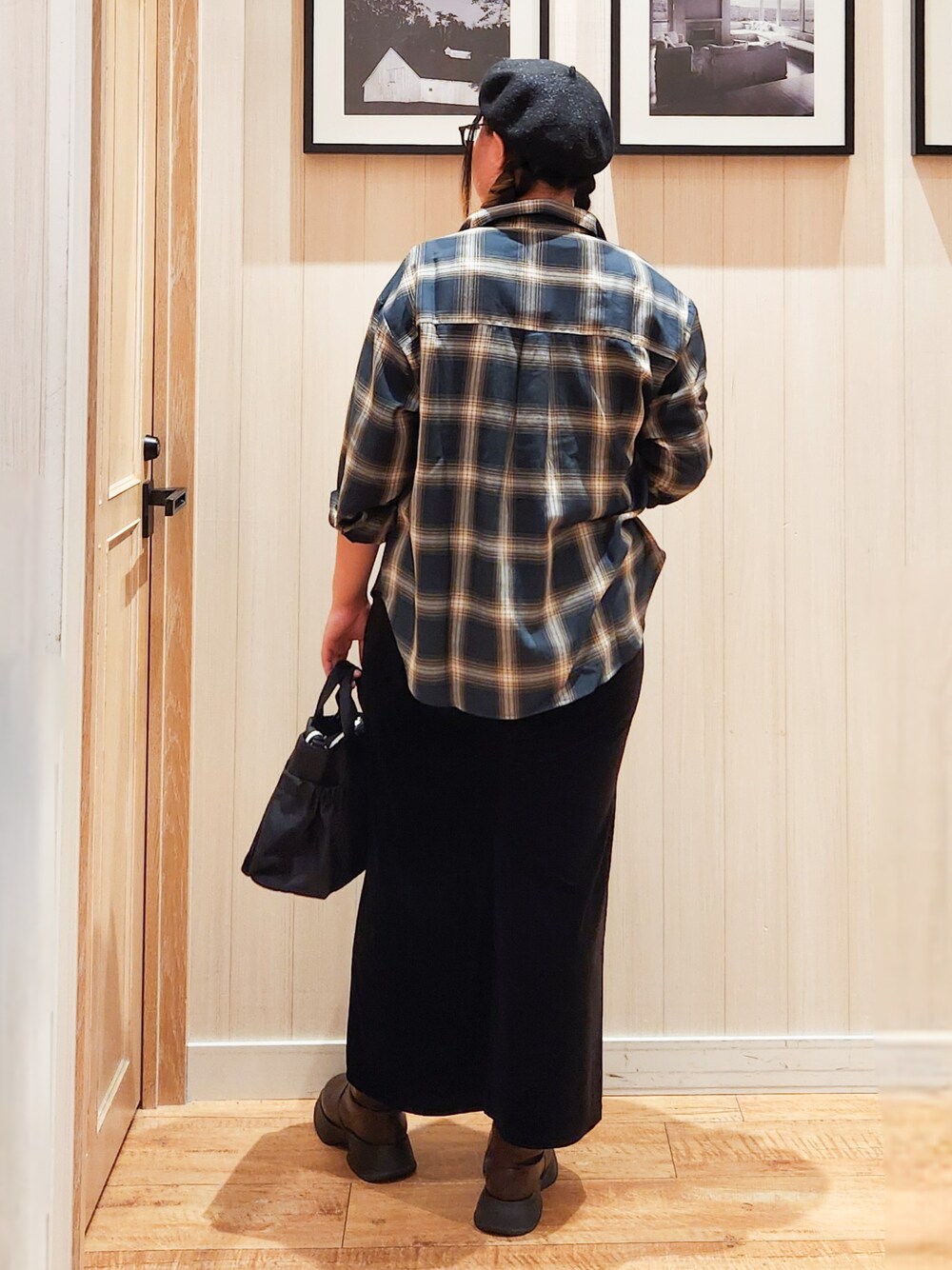グリーン系のシャツ/ブラウス、ブラック系のTシャツ/カットソー、ブラック系のその他パンツを着用したレディースの秋コーディネートの3枚目の写真