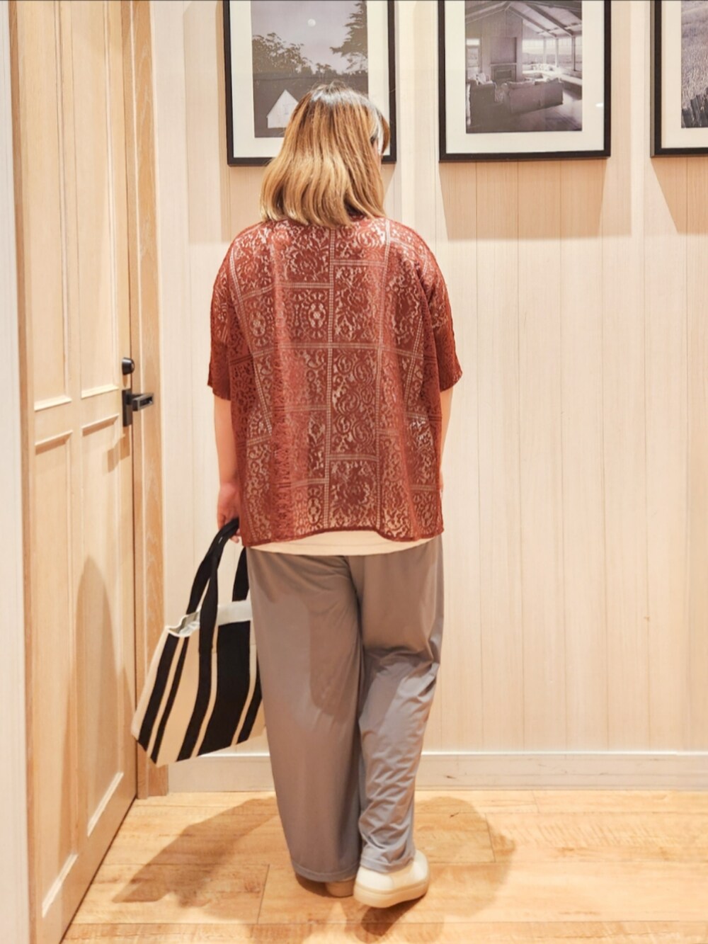 ブラウン系のシャツ/ブラウス、ホワイト系のTシャツ/カットソー、グレー系のその他パンツを着用したレディースの夏コーディネートの3枚目の写真