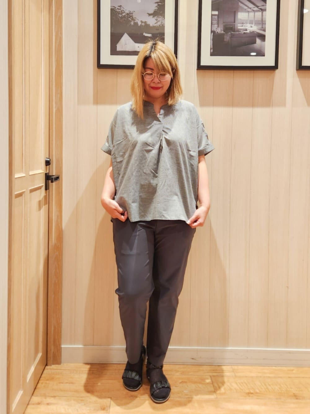 ブラック系のシャツ/ブラウス、イエロー系のカーディガン/ボレロ、グレー系のその他パンツを着用したレディースの春コーディネートの4枚目の写真