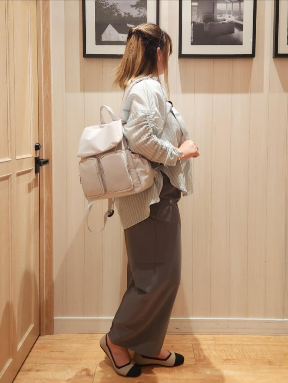グリーン系のシャツ/ブラウス、グレー系のその他パンツ、ベージュ系のパンプスを着用したレディースの秋コーディネートの2枚目の写真