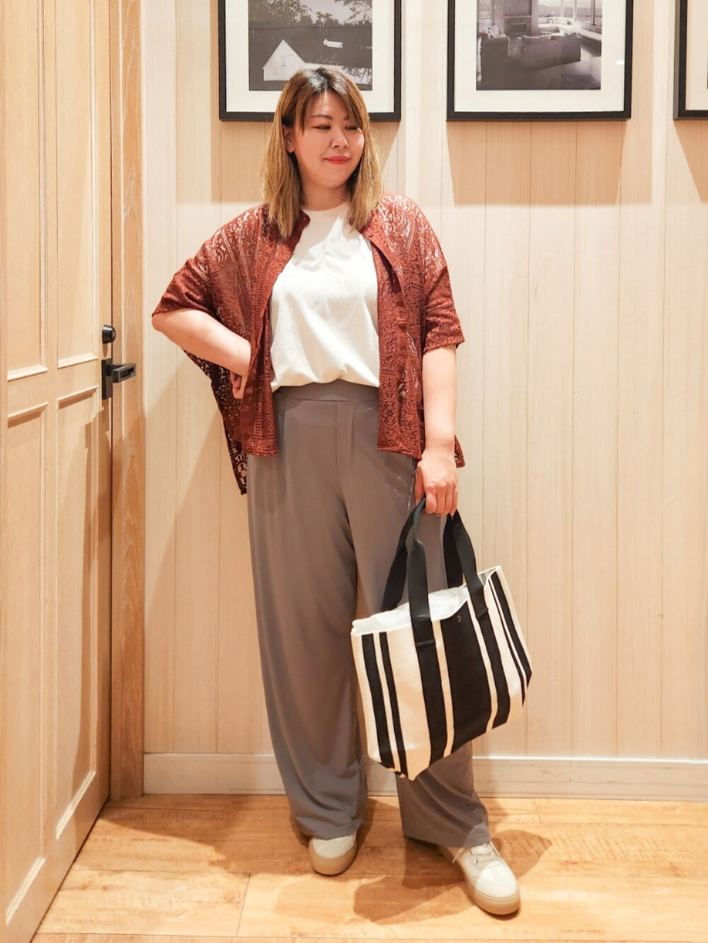 ブラウン系のシャツ/ブラウス、ホワイト系のTシャツ/カットソー、グレー系のその他パンツを着用したレディースの夏コーディネートの4枚目の写真