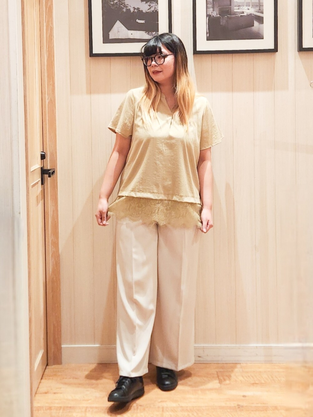 イエロー系のシャツ/ブラウス、ベージュ系のその他パンツ、ベージュ系のトートバッグを着用したレディースの夏コーディネートの4枚目の写真