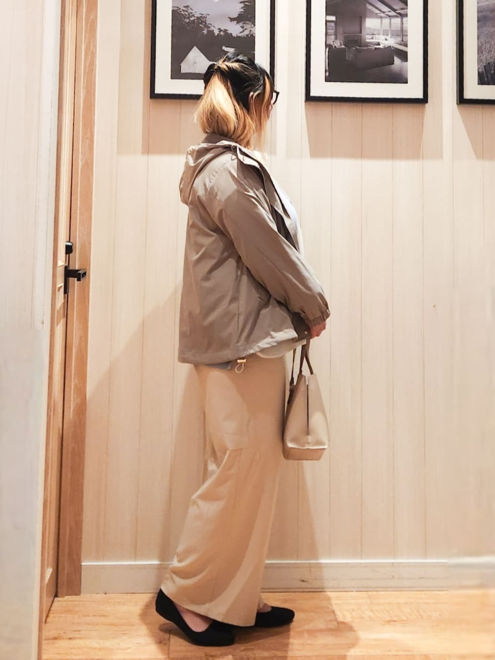 ブルー系のニット/セーター、ブラウン系のブルゾン、ベージュ系のその他パンツを着用したレディースの春コーディネートの2枚目の写真