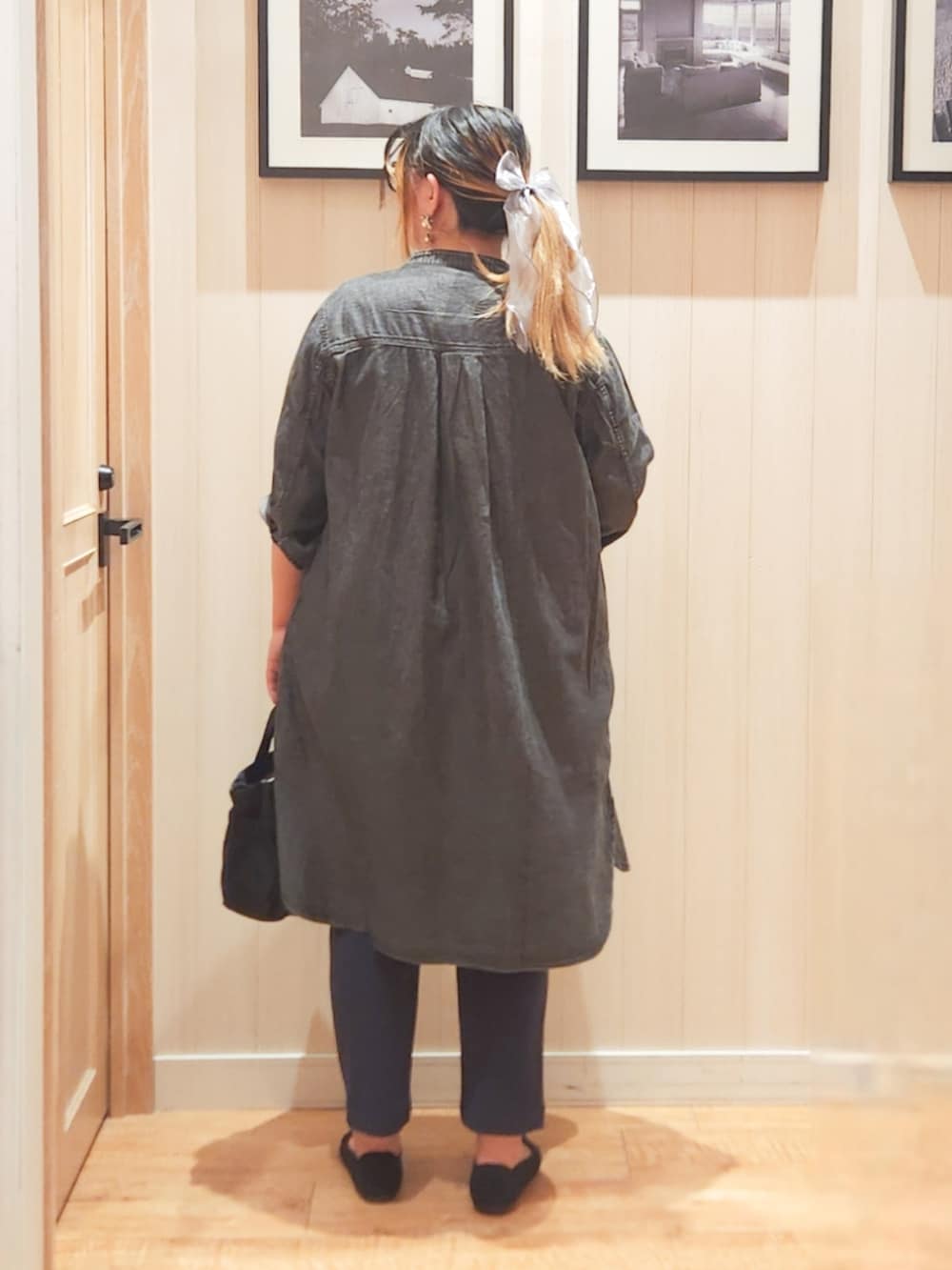 ブラック系のワンピース、ベージュ系のTシャツ/カットソー、ブラック系のその他パンツを着用したレディースの春コーディネートの3枚目の写真