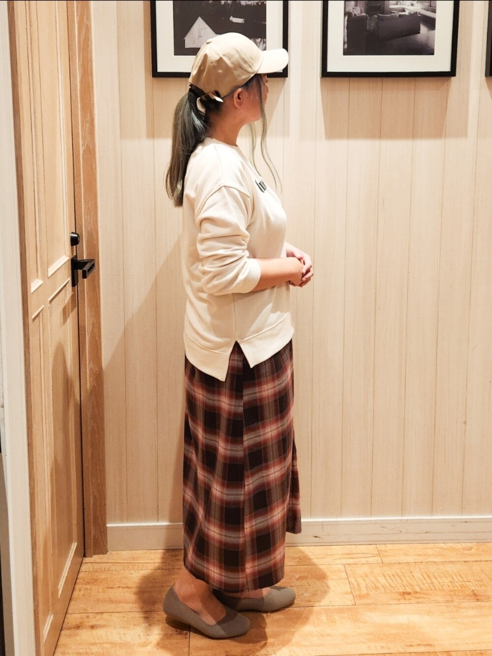 ホワイト系のスウェット、レッド系のワンピース、ベージュ系のパンプスを着用したレディースの秋コーディネートの2枚目の写真