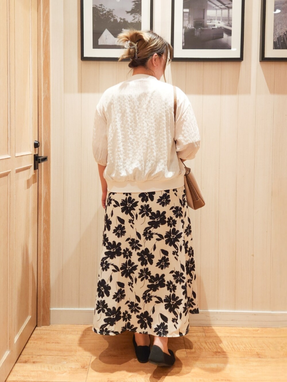 ホワイト系のTシャツ/カットソー、ホワイト系のカーディガン/ボレロ、グリーン系のスカートを着用したレディースの夏コーディネートの3枚目の写真