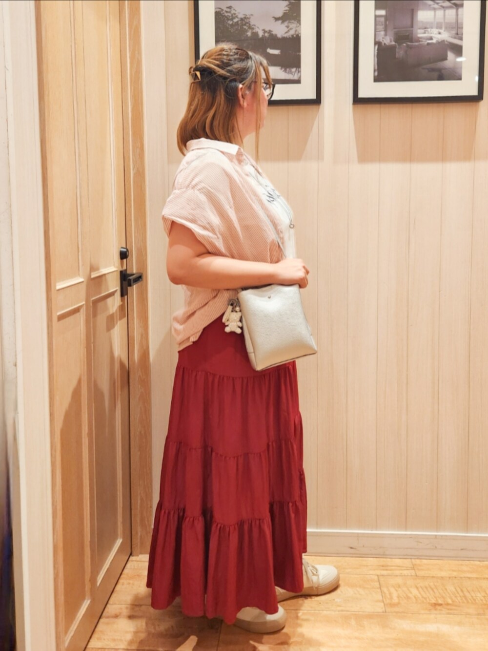 レッド系のシャツ/ブラウス、ホワイト系のTシャツ/カットソー、レッド系のスカートを着用したレディースの秋コーディネートの2枚目の写真