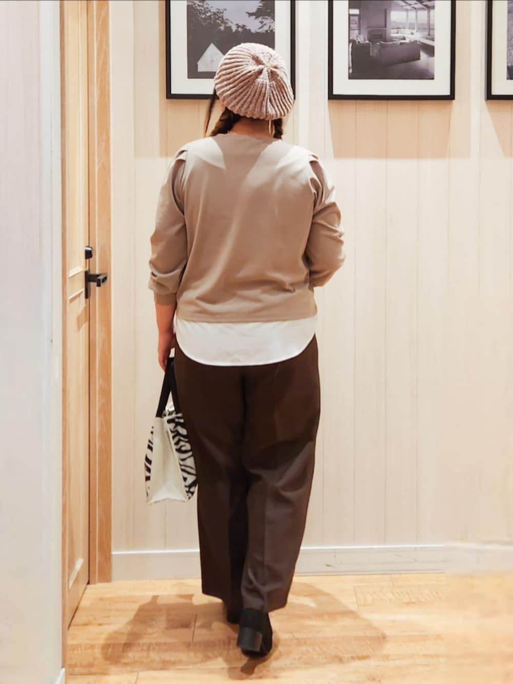 ブラウン系のTシャツ/カットソー、ブラウン系のその他パンツ、ブラック系のトートバッグを着用したレディースの秋コーディネートの3枚目の写真
