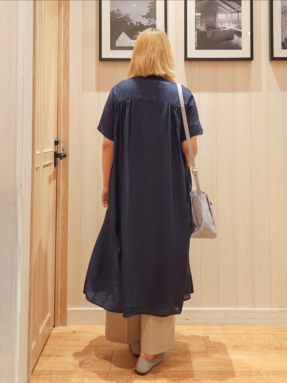 ブルー系のワンピース、ホワイト系のTシャツ/カットソー、ブラウン系のその他パンツを着用したレディースの夏コーディネートの3枚目の写真