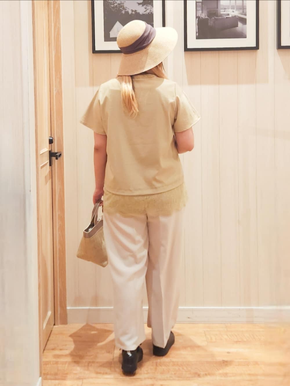 イエロー系のシャツ/ブラウス、ベージュ系のその他パンツ、ベージュ系のトートバッグを着用したレディースの夏コーディネートの3枚目の写真