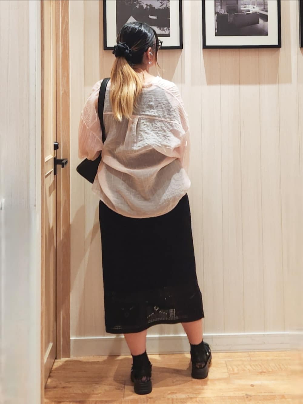 ピンク系のシャツ/ブラウス、ブラック系のスカート、ブラック系のサンダルを着用したレディースの夏コーディネートの3枚目の写真