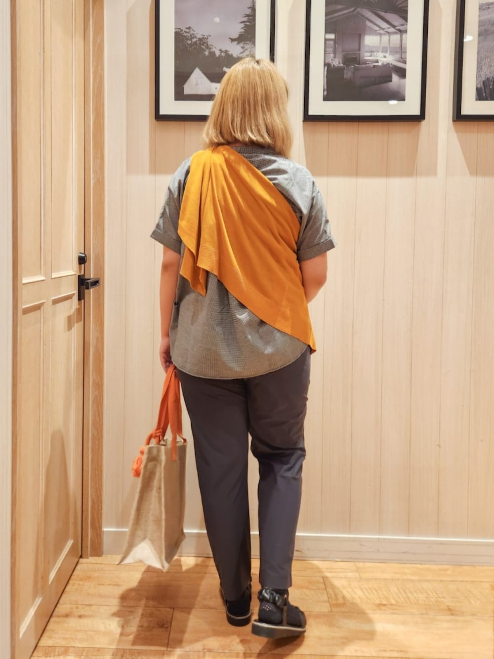 ブラック系のシャツ/ブラウス、イエロー系のカーディガン/ボレロ、グレー系のその他パンツを着用したレディースの春コーディネートの3枚目の写真