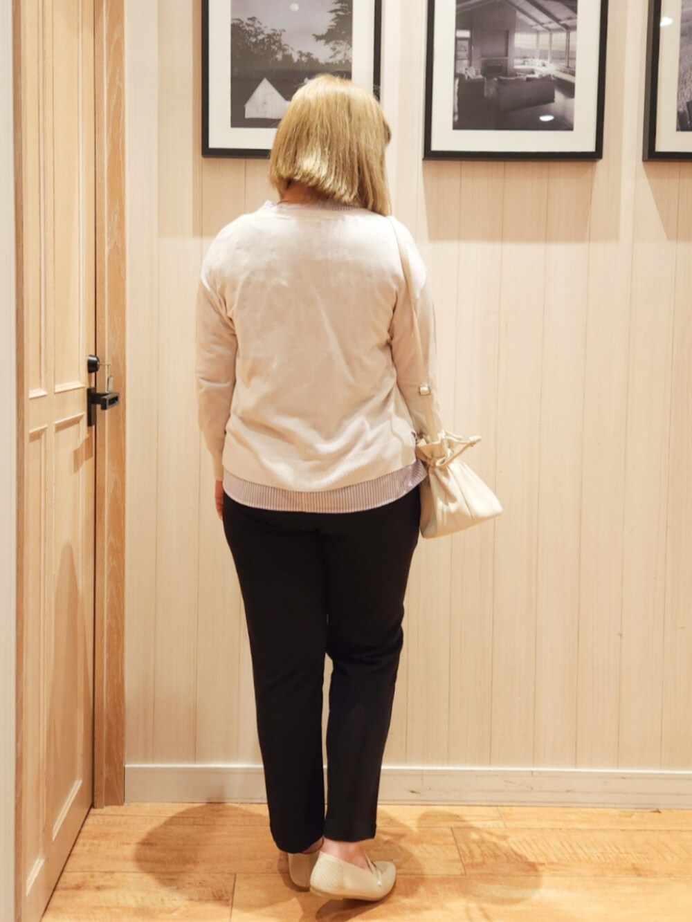 パープル系のシャツ/ブラウス、グレー系のカーディガン/ボレロ、ブラック系のその他パンツを着用したレディースの春コーディネートの3枚目の写真