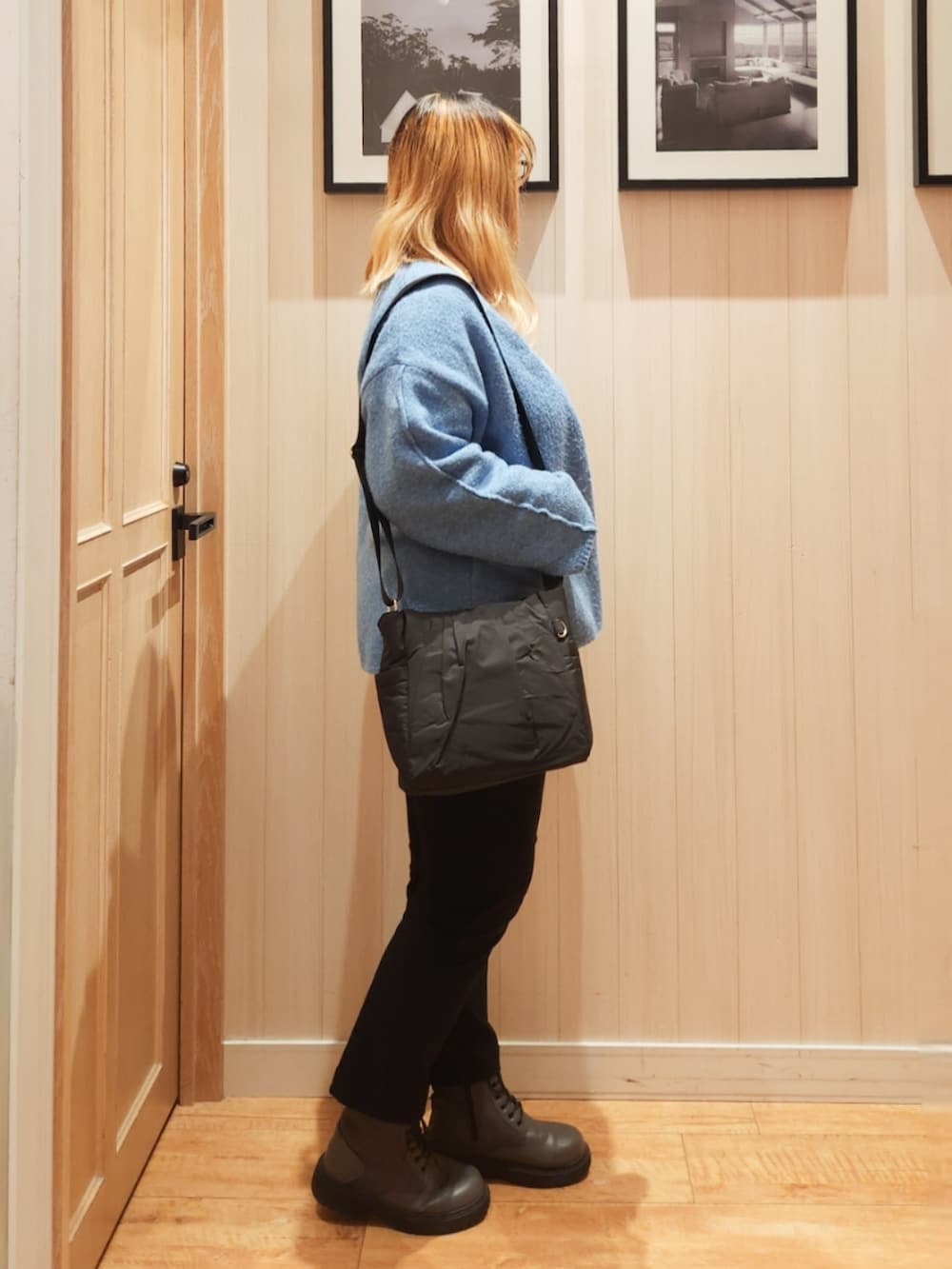 ホワイト系のTシャツ/カットソー、ブルー系のカーディガン/ボレロ、ブラック系のその他パンツを着用したレディースの秋コーディネートの2枚目の写真