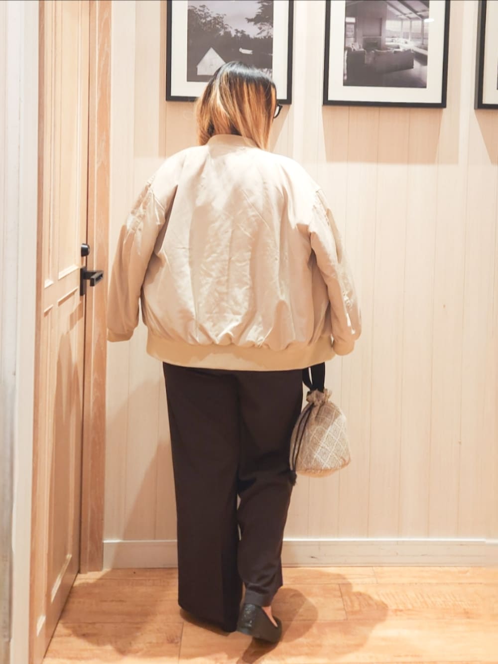 ベージュ系のブルゾン、グレー系のスウェット、ブラウン系のその他パンツを着用したレディースの春コーディネートの3枚目の写真