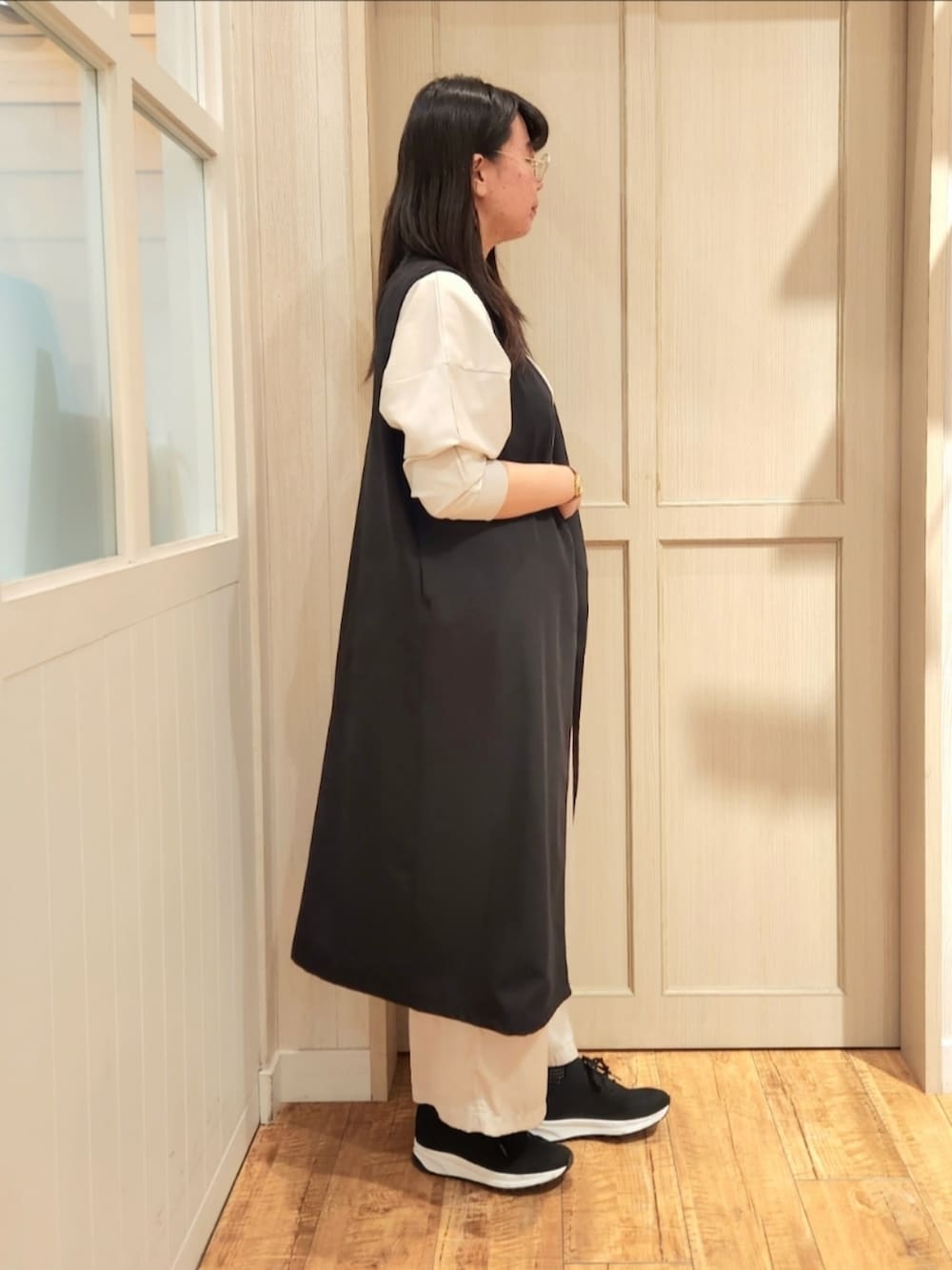 ブラック系のベスト、ベージュ系のシャツ/ブラウス、グレー系のその他パンツを着用したレディースの春コーディネートの2枚目の写真