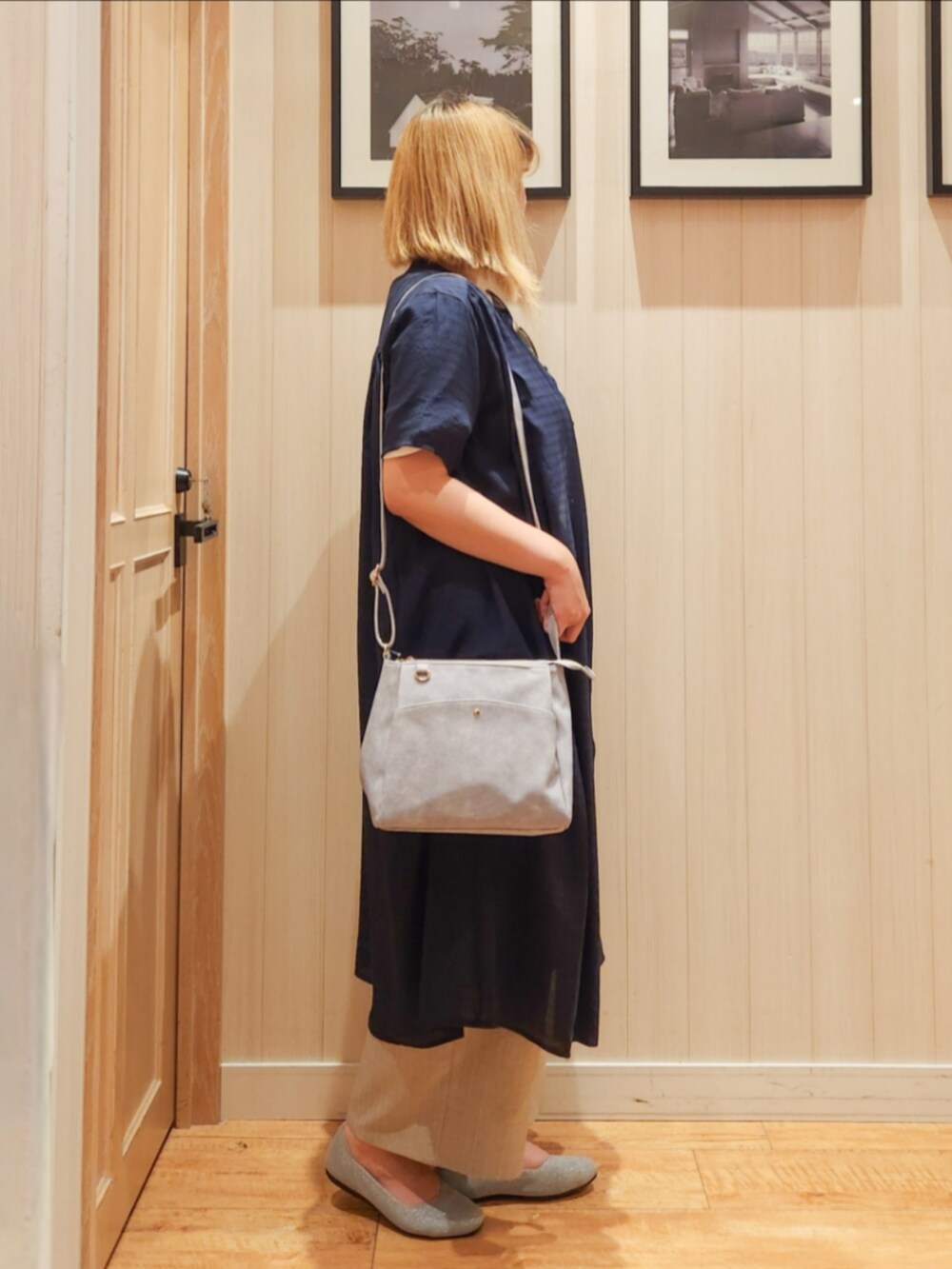 ブルー系のワンピース、ホワイト系のTシャツ/カットソー、ブラウン系のその他パンツを着用したレディースの夏コーディネートの2枚目の写真