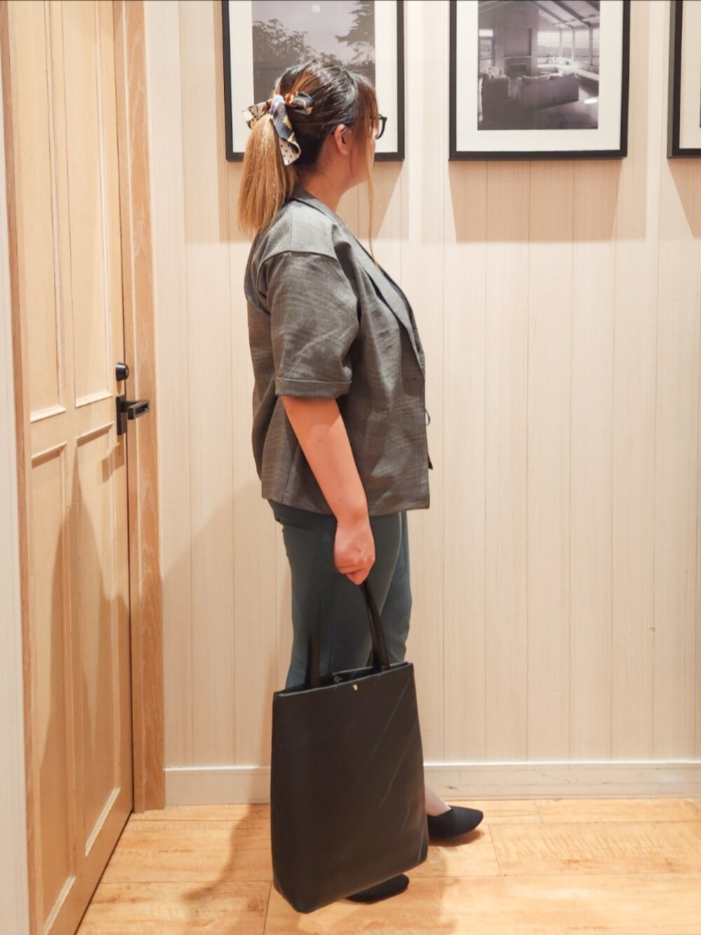 グレー系のテーラードジャケット、グレー系のシャツ/ブラウス、グリーン系のその他パンツを着用したレディースの秋コーディネートの2枚目の写真