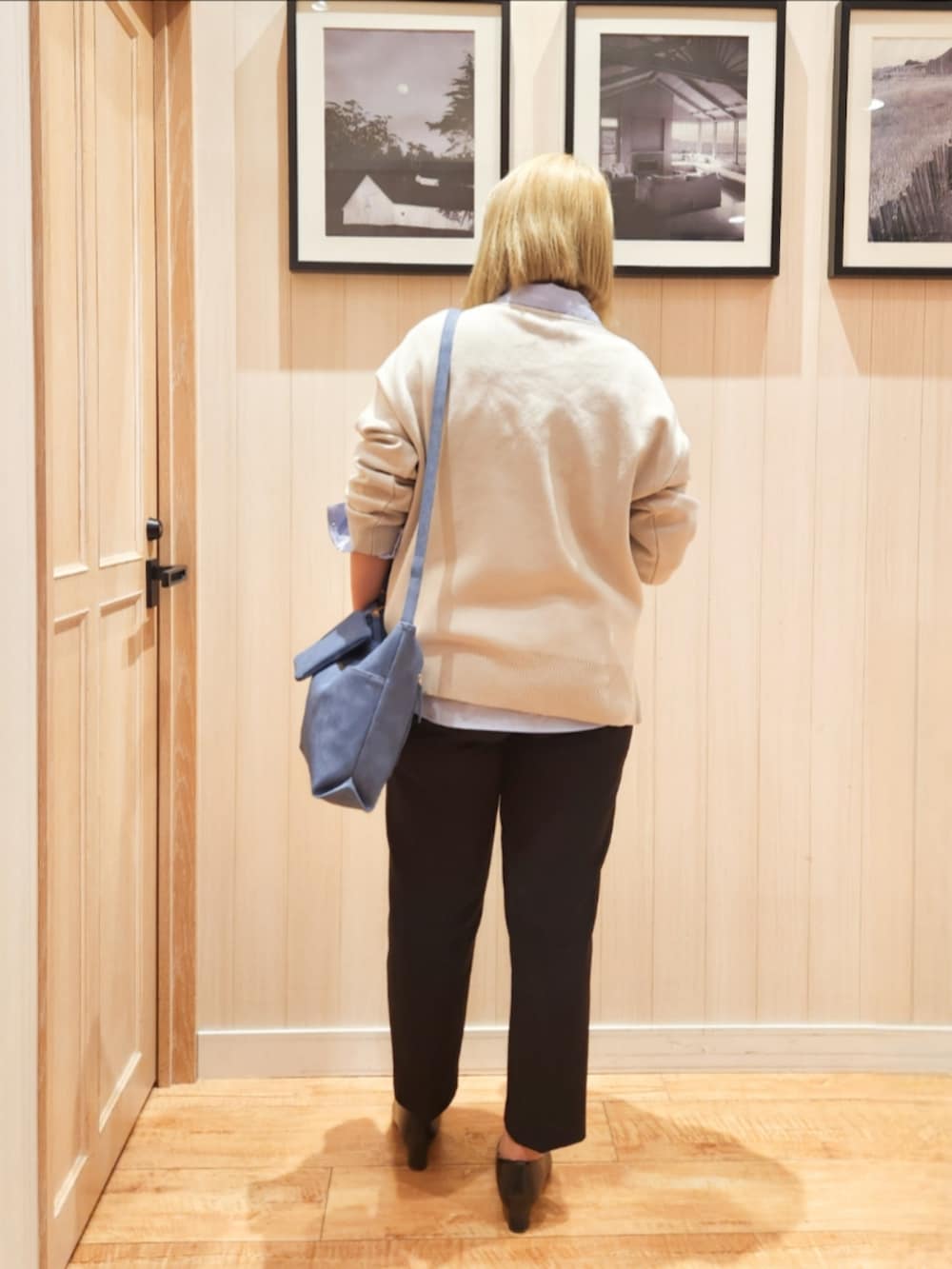 ベージュ系のニット/セーター、ブルー系のシャツ/ブラウス、ブラック系のその他パンツを着用したレディースの春コーディネートの3枚目の写真