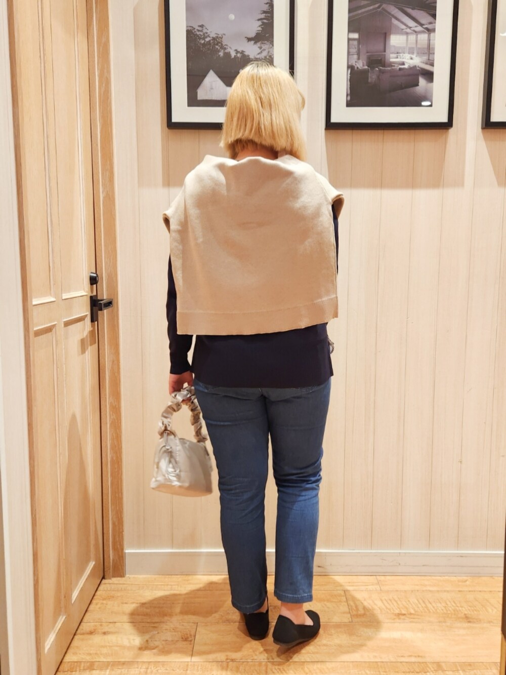 ブルー系のニット/セーター、ブルー系のその他パンツ、シルバー系のその他シューズを着用したレディースの春コーディネートの4枚目の写真