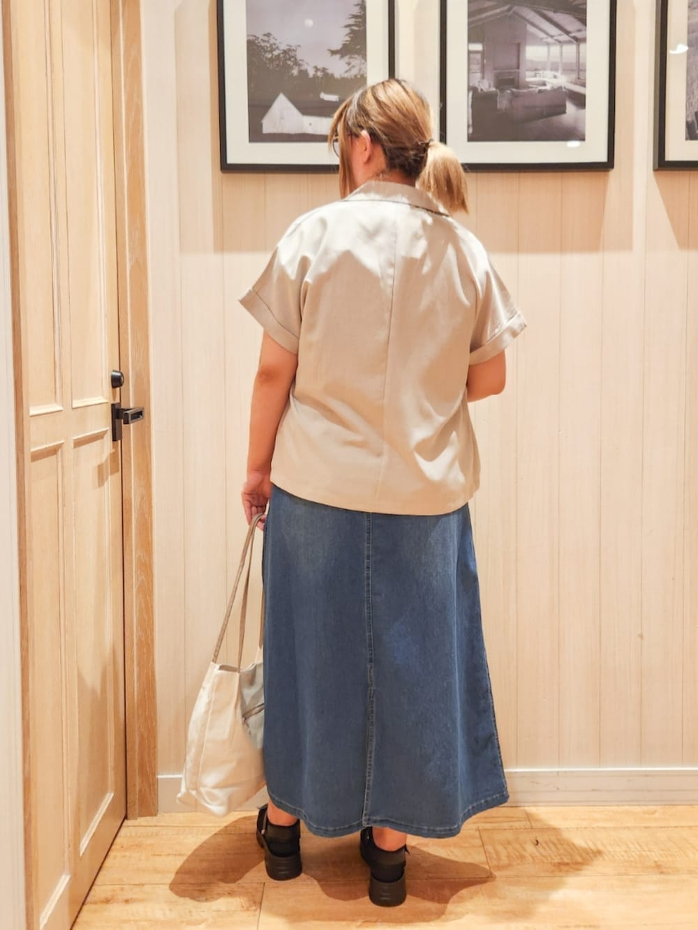 ベージュ系のテーラードジャケット、ホワイト系のシャツ/ブラウス、ブルー系のデニムスカートを着用したレディースの秋コーディネートの3枚目の写真