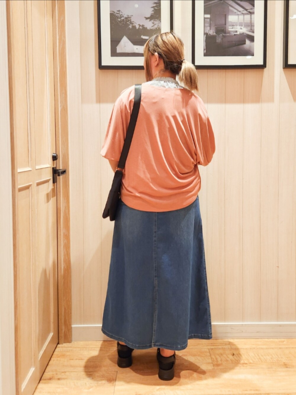 ホワイト系のシャツ/ブラウス、ピンク系のカーディガン/ボレロ、ブルー系のデニムスカートを着用したレディースの夏コーディネートの3枚目の写真