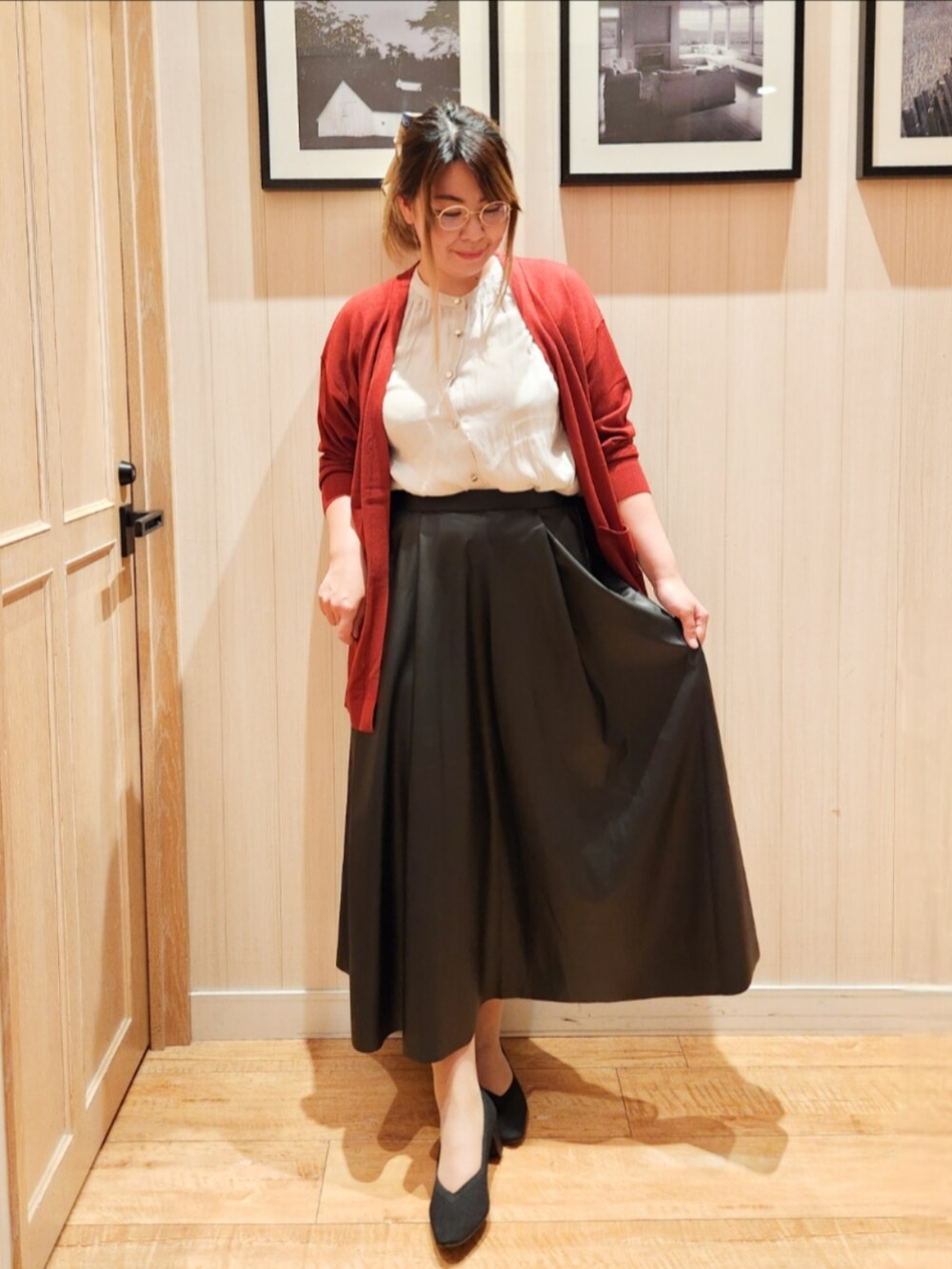 ベージュ系のシャツ/ブラウス、ブルー系のカーディガン/ボレロ、ブラック系のスカートを着用したレディースの秋コーディネートの4枚目の写真