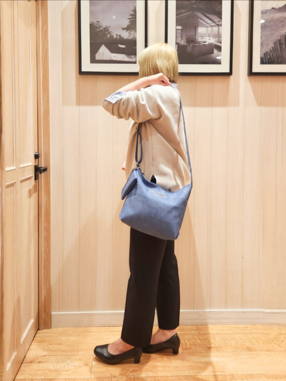 ベージュ系のニット/セーター、ブルー系のシャツ/ブラウス、ブラック系のその他パンツを着用したレディースの春コーディネートの2枚目の写真