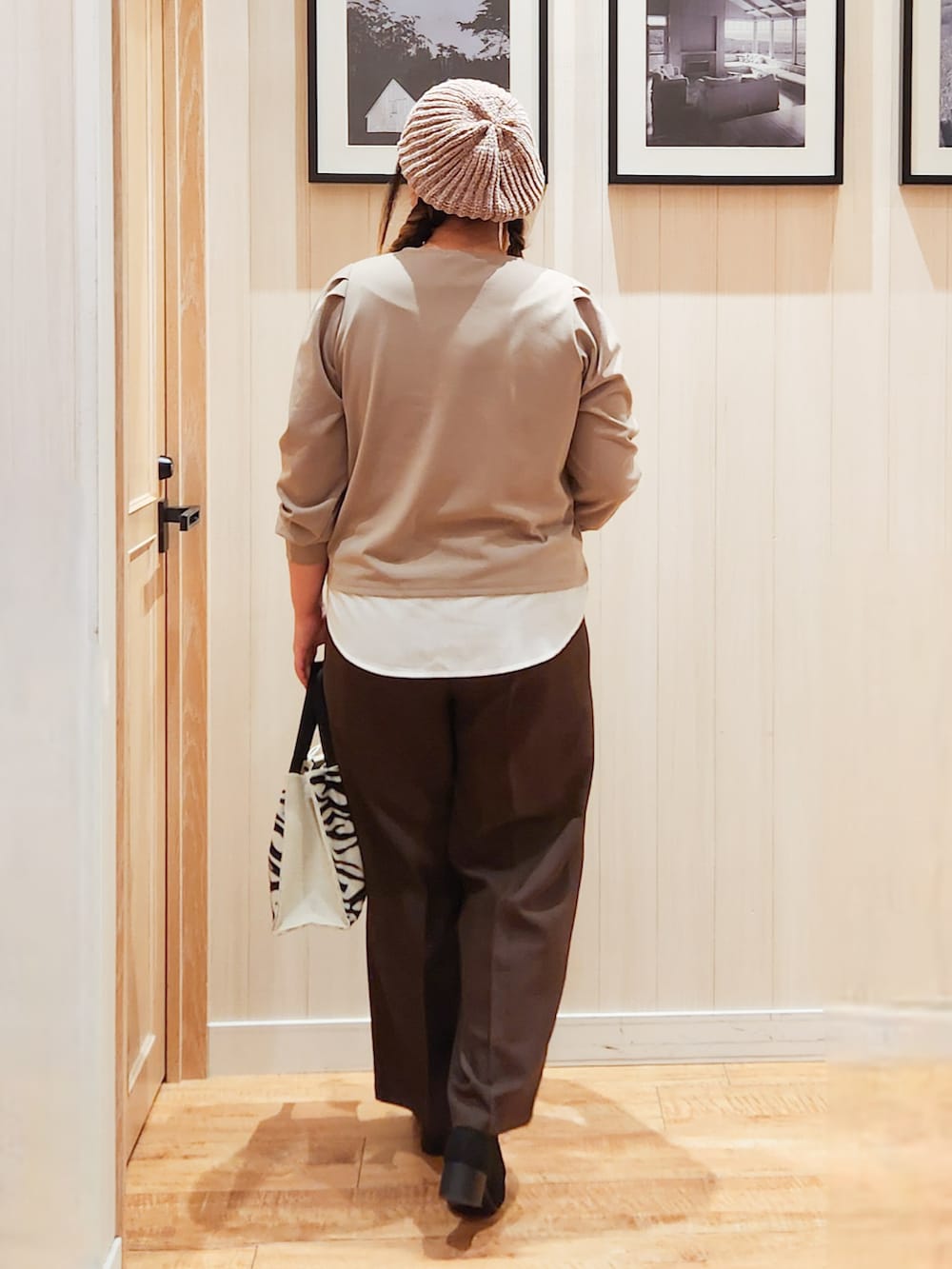 ブラウン系のTシャツ/カットソー、ブラウン系のその他パンツ、ブラック系のパンプスを着用したレディースの秋コーディネートの3枚目の写真