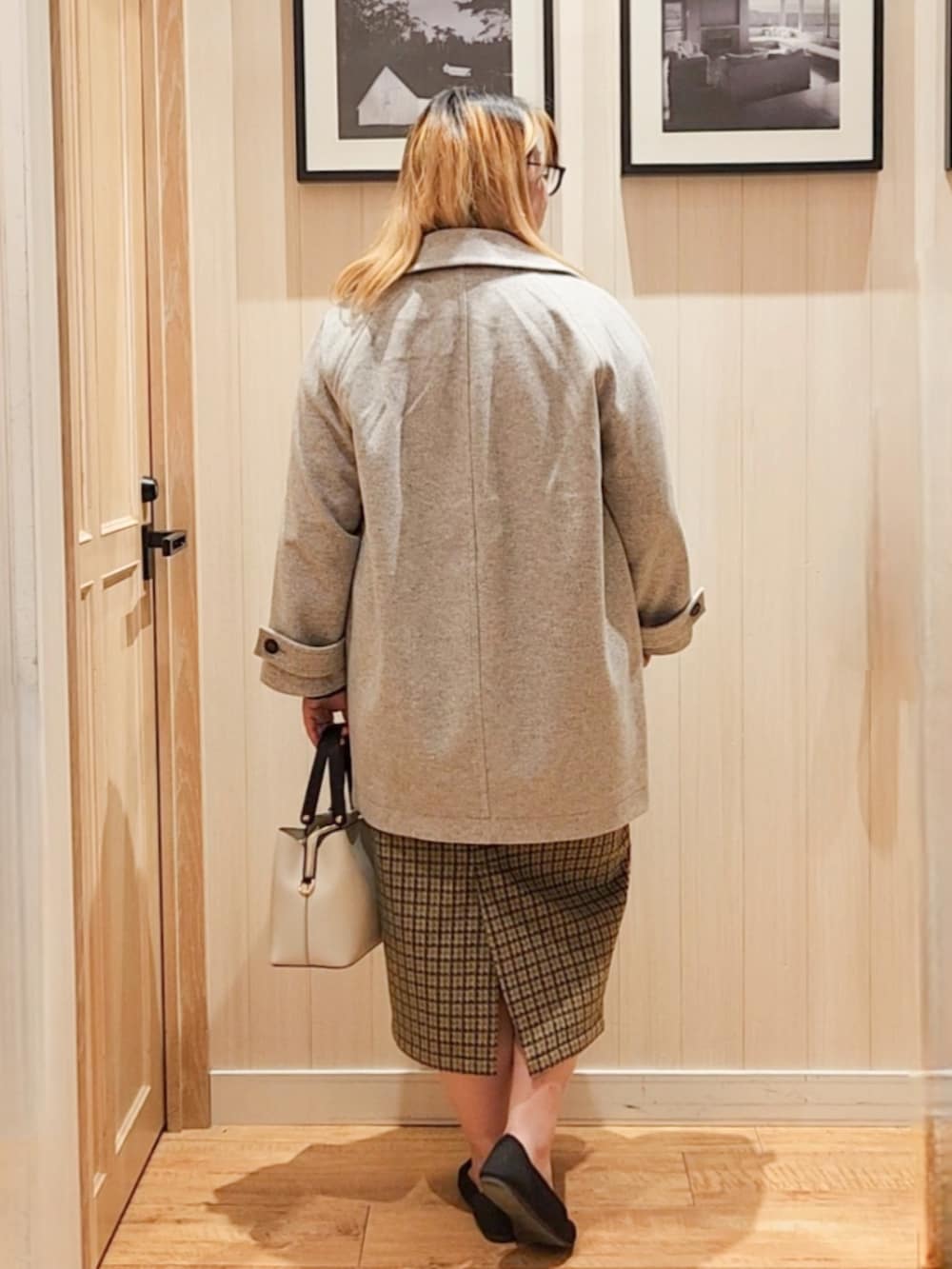 グリーン系のニット/セーター、ホワイト系のTシャツ/カットソー、グレー系のチェスターコートを着用したレディースの冬コーディネートの3枚目の写真