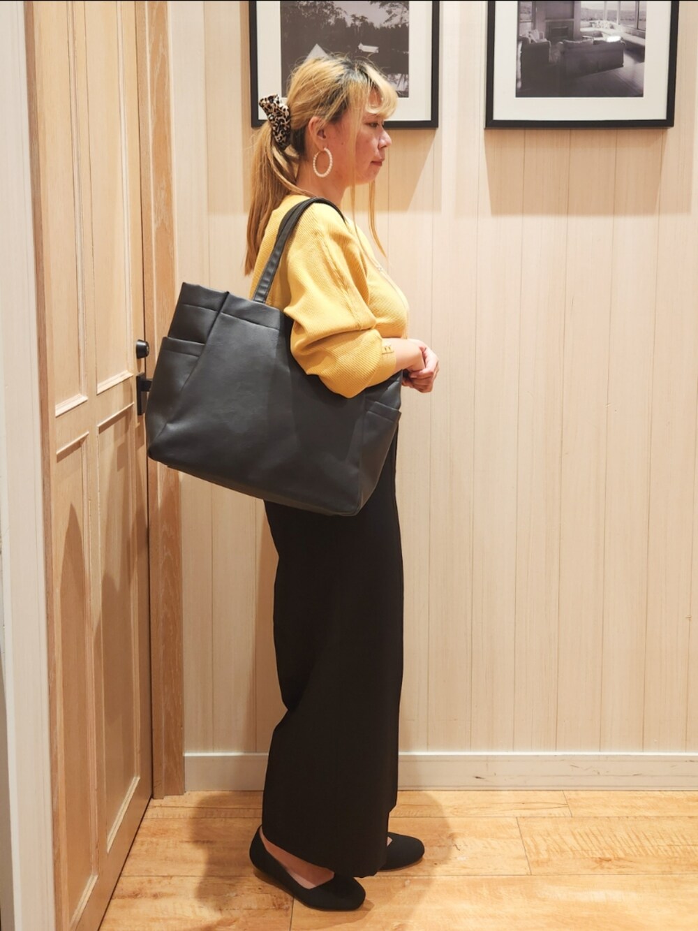 イエロー系のニット/セーター、ブラック系のその他パンツ、ブラック系のパンプスを着用したレディースの秋コーディネートの2枚目の写真