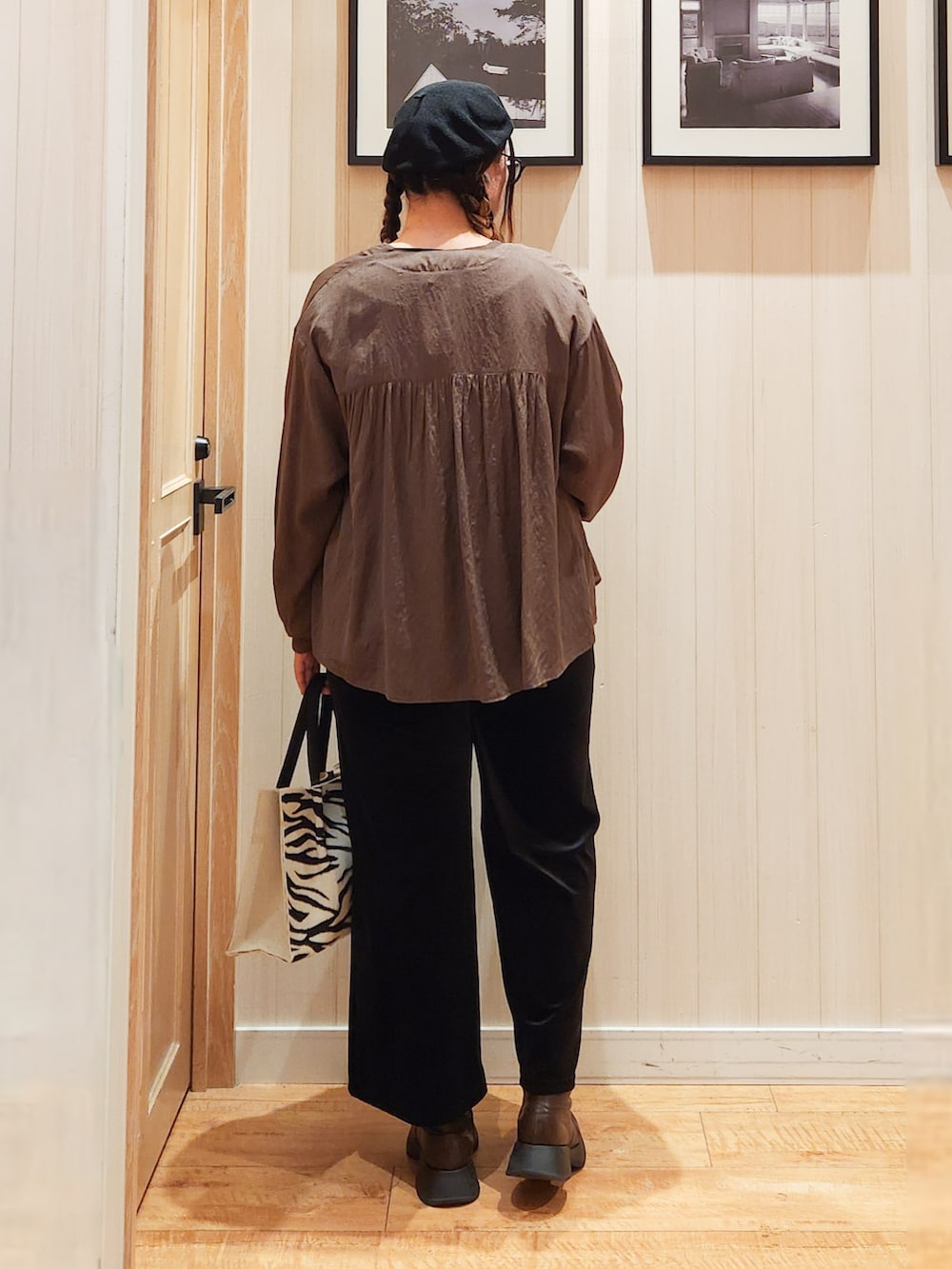 ブラウン系のカーディガン/ボレロ、ブラック系のTシャツ/カットソー、ブラック系のその他パンツを着用したレディースの秋コーディネートの3枚目の写真