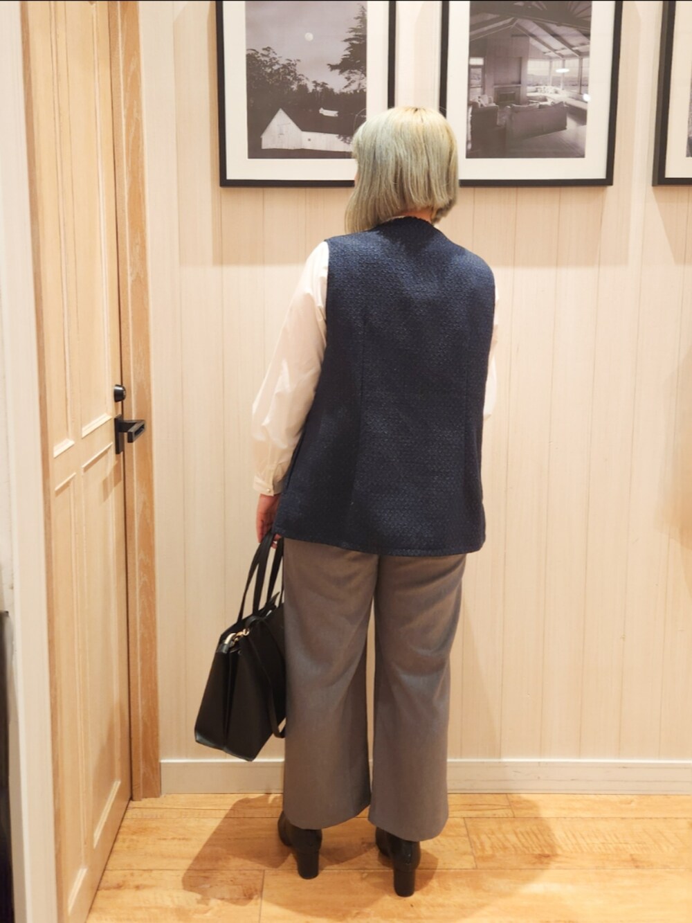 「ブラウス、ブーツ、ツイード、ワイドパンツ、キレイめ、フェミニン、ジレ、お仕事コーデ、新生活、シューラルー」｜「SHOO・LA・RUEの【セレモニーからデイリーまで】フリンジ ツイードジレ（ベスト、ブルー系）」を使った、れーやんさん（レディース・167cm）の冬コーディネートの3枚目の写真