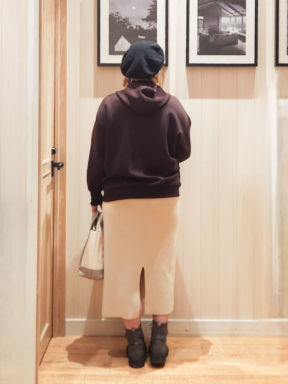 ブラウン系のパーカー、ブラック系のTシャツ/カットソー、ベージュ系のスカートを着用したレディースの冬コーディネートの3枚目の写真